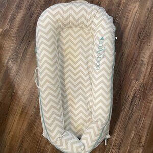 DockaTot Deluxe + Chevron